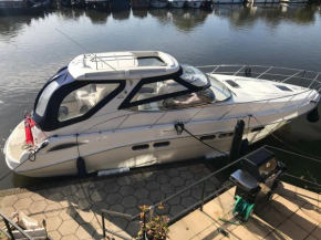 ENTIRE LUXURY MOTOR YACHT 70sqm - Oyster Fund - 2 double bedrooms both en-suite - HEATING sleeps up to 4 people - moored on our Private Island - Legoland 8min WINDSOR THORPE PARK 8min ASCOT RACES Heat